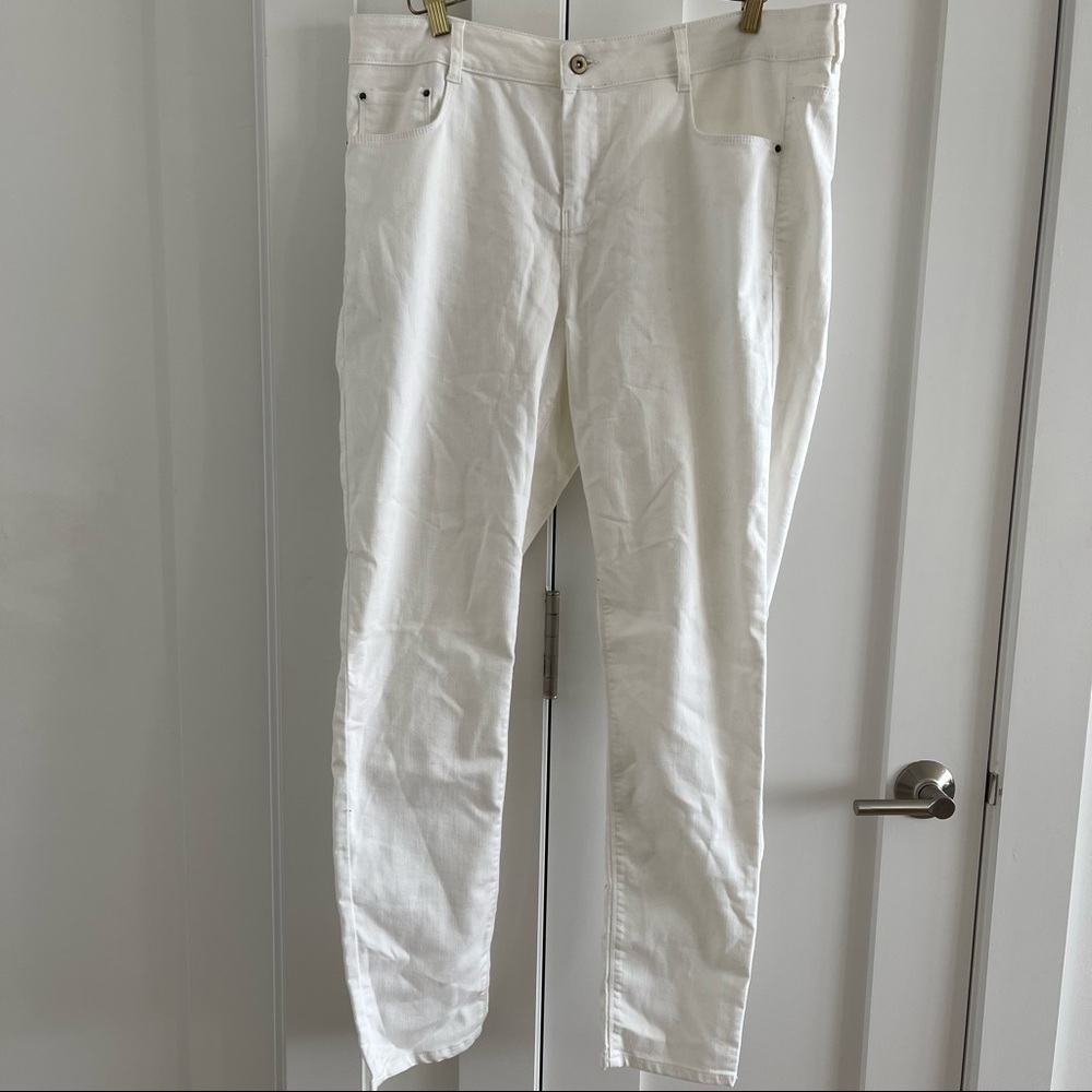 White curve hugging skinny jeans